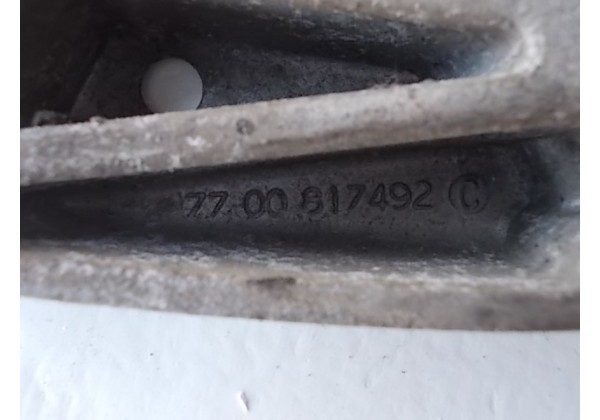Кронштейн двигуна правий 7700817492